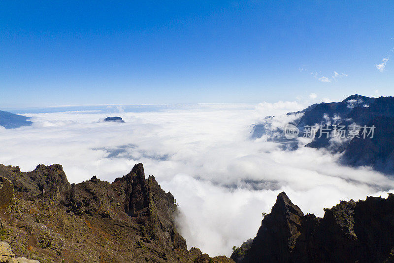 笼罩在火山口的云朵，La Palma